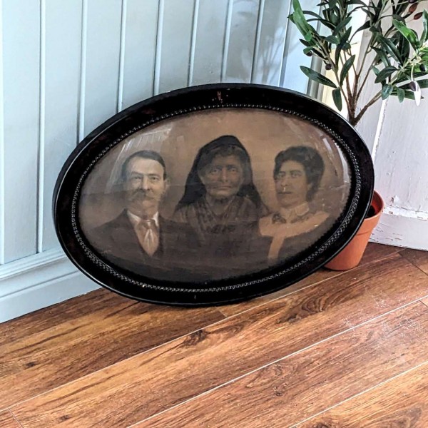 Cadre famille vitre bombée antique